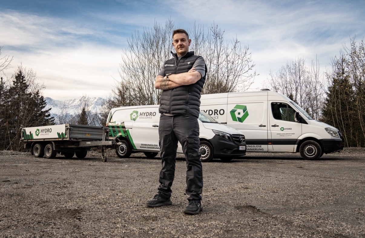 Ihr Ansprechpartner bei Hydro Kanalservice vor dem Fuhrpark